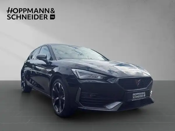 Das Bild zeigt einen CUPRA LEON in schwarz aus der Frontansicht. Das Händlerlogo von HOPPMANN & SCHNEIDER ist im oberen Bereich eingeblendet.