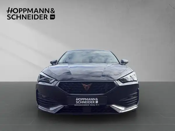 Das Bild zeigt einen schwarzen CUPRA LEON aus der frontalen Ansicht. Im oberen Bereich ist das Händlerlogo 'HOPPMANN & SCHNEIDER' eingeblendet.