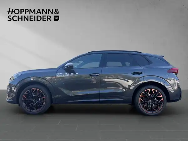 Seitenansicht eines grauen CUPRA TERRAMAR mit Händlerlogo von HOPPMANN & SCHNEIDER.