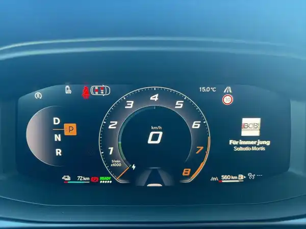 Das Bild zeigt das Armaturenbrett eines Fahrzeugs. Die Anzeige ist schwarz und enthält verschiedene digitale Messanzeigen und Informationen, darunter eine Geschwindigkeitsanzeige und weitere Funktionen.