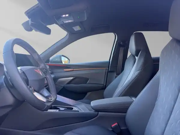 Das Bild zeigt das Innere eines CUPRA TERRAMAR, mit einem modernen schwarzen und grau abgesetzten Interieur, aufgenommen aus dem Innenraum.