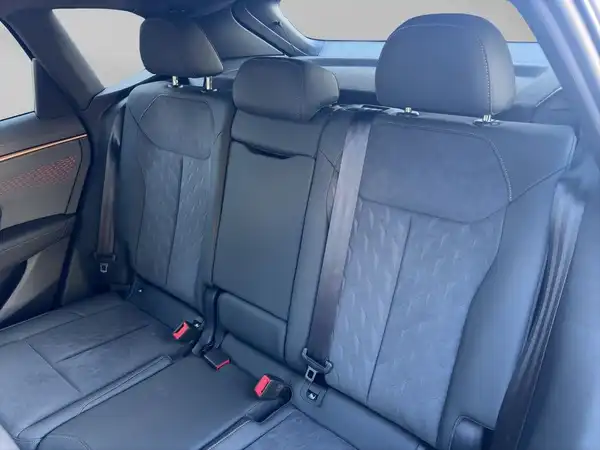 Das Bild zeigt den Innenraum eines Fahrzeugs mit schwarzem Interieur, speziell die Rücksitze.