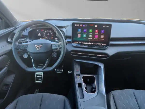 Innenaufnahme eines CUPRA TERRAMAR mit schwarzem Interieur und digitalem Display.