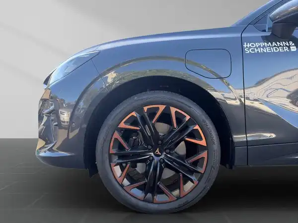 Seitliche Aufnahme eines schwarzen CUPRA Terramar mit auffälligen Felgen und dem Händlerlogo.