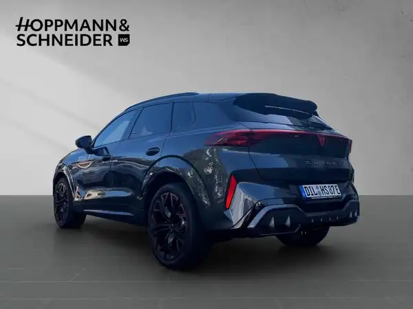 Das Bild zeigt einen CUPRA Terramar von hinten in schwarzer Farbe. Es gibt ein Händlerlogo von HOPPMANN & SCHNEIDER im Bild.