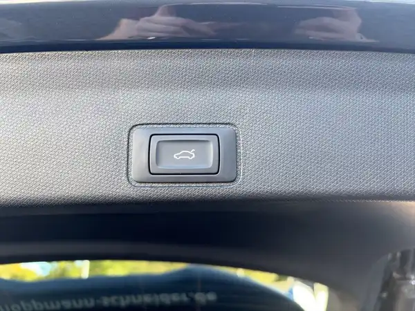 Das Bild zeigt einen Innenraumschalter eines Fahrzeugs.