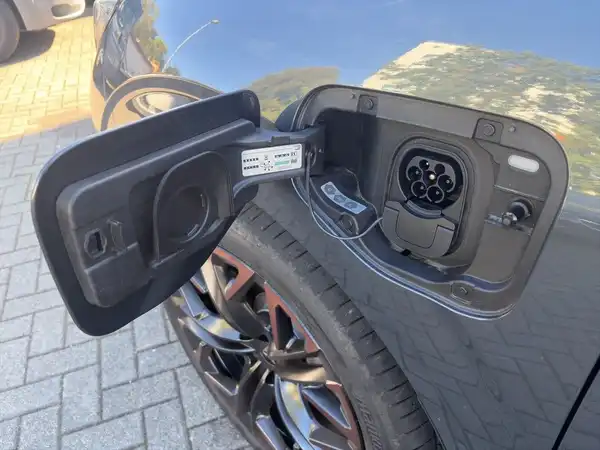 Das Bild zeigt die Ladebuchse eines CUPRA TERRAMAR, aus der Seitenansicht aufgenommen.