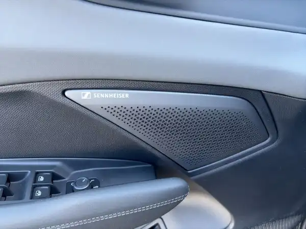 Innenaufnahme des Fahrzeugs, zeigt die Türverkleidung mit einem Sennheiser Lautsprecher.
