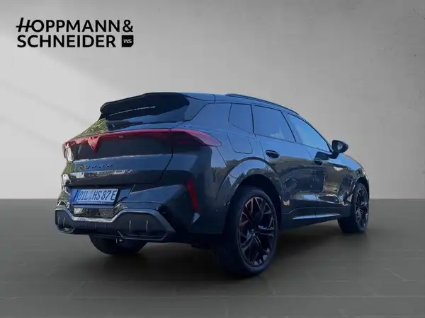 Das Bild zeigt einen CUPRA TERRAMAR in schwarzer Farbe, aufgenommen von der Seite. Im Hintergrund ist das Händlerlogo "HOPPMANN & SCHNEIDER" zu sehen.