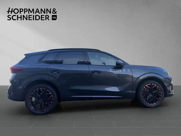 Bild zeigt ein CUPRA TERRAMAR im Profil, in schwarzer Farbe, mit dem Händlerlogo HOPPMANN & SCHNEIDER im oberen Bereich.