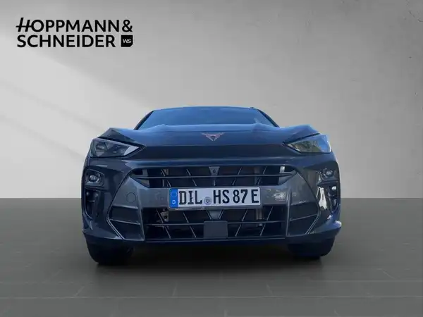 Das Bild zeigt einen CUPRA TERRAMAR von vorne, in blauer Farbe. Im Hintergrund ist das Händlerlogo "HOPPMANN & SCHNEIDER" sichtbar.