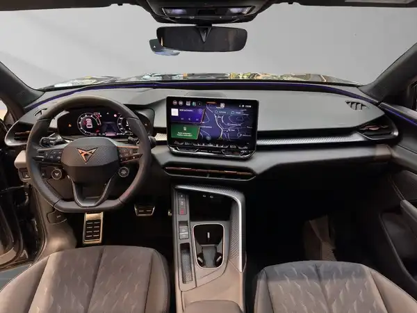 Das Bild zeigt den Innenraum eines CUPRA TERRAMAR, aufgenommen aus der Sicht des Fahrers. Das Interieur ist grau mit Mustern.