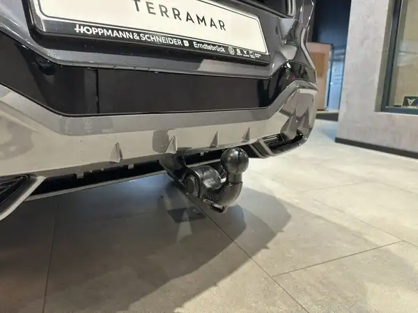 Das Bild zeigt den hinteren Teil eines CUPRA TERRAMAR mit einer Anhängerkupplung. Der Händlername ist sichtbar.