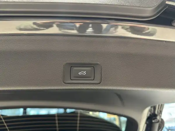 Auf dem Foto ist eine Innenaufnahme des CUPRA TERRAMAR zu sehen, konkret eine Nahaufnahme des Tasters im Innenraum.
