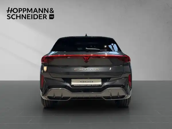 Bild eines CUPRA TERRAMAR von hinten aufgenommen. Das Fahrzeug ist schwarz und zeigt das Händlerlogo HOPPMANN & SCHNEIDER.