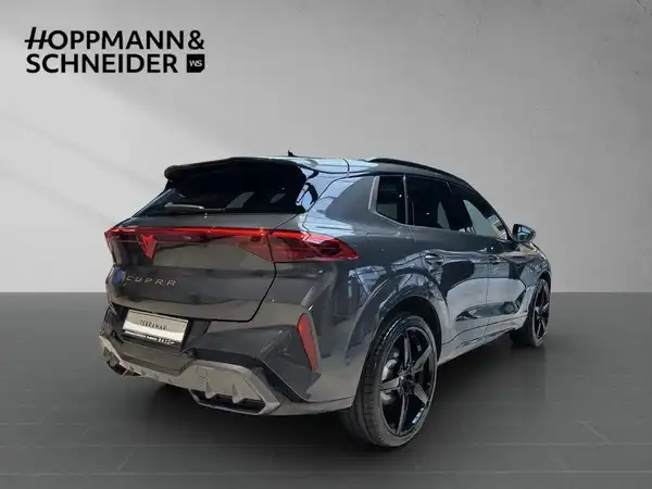 Das Bild zeigt ein Fahrzeug (CUPRA TERRAMAR) von hinten, in grauer Farbe und mit dem Händlerlogo von HOPPMANN & SCHNEIDER.