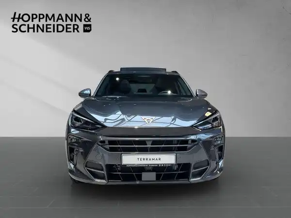 Das Bild zeigt einen CUPRA TERRAMAR von vorne, in grauer Farbe, mit einem eingeblendeten Händlerlogo.