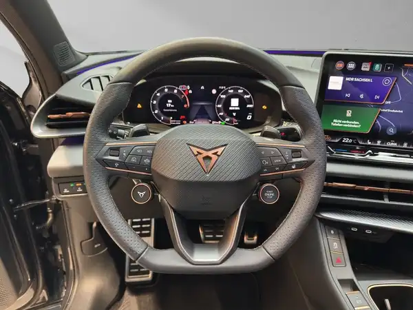 Das Bild zeigt das Innere eines CUPRA TERRAMAR mit schwarzem Interieur. Es ist eine Innenaufnahme, die das Lenkrad und das Cockpit des Fahrzeugs zeigt.