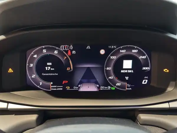 Das Bild zeigt das digitale Cockpit eines CUPRA TERRAMAR mit verschiedenen Anzeigen und Informationen.
