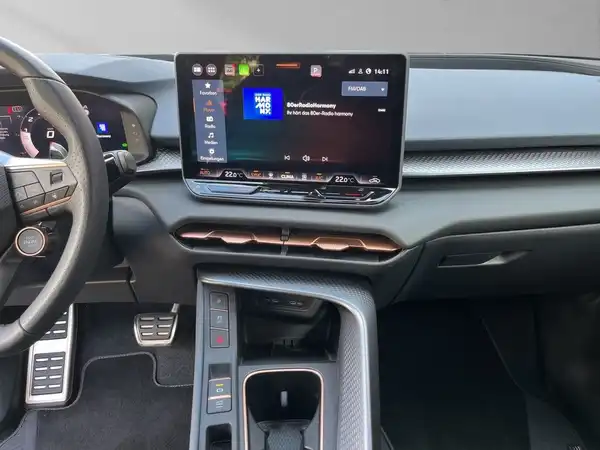 Innenaufnahme des CUPRA TERRAMAR mit schwarzem Interieur und fortschrittlichen Anzeige- und Steuerelementen.