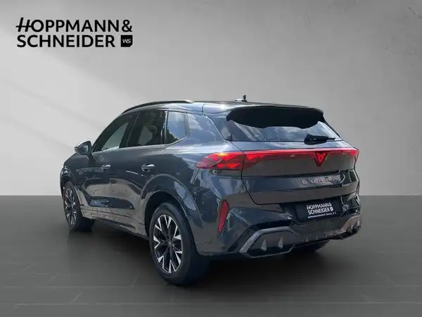 Das Bild zeigt einen CUPRA TERRAMAR von hinten in schwarzer Farbe. Es enthält das Händlerlogo HOPPMANN & SCHNEIDER.