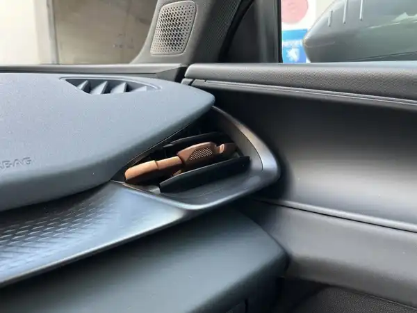 Das Bild zeigt einen Innenraum des Fahrzeugs mit schwarzem Interieur. Es handelt sich um eine Nahaufnahme des Armaturenbretts und der Lüftung.