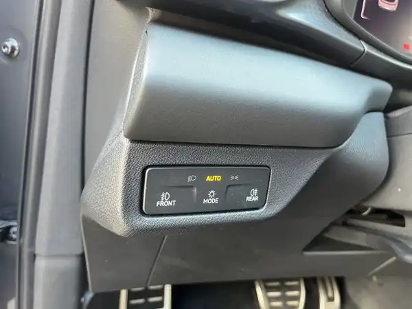 Das Bild zeigt einen Innenraum des Fahrzeugs mit einer Schalteinheit in Schwarz.