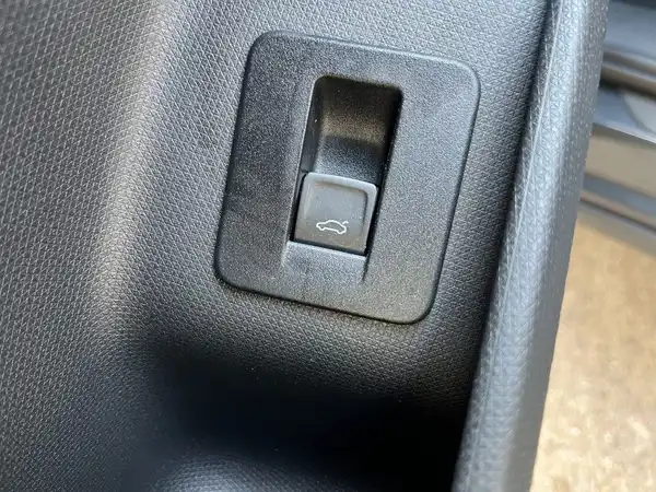 Das Bild zeigt einen Innenausschnitt des Fahrzeugs, genauer gesagt einen Schalter in schwarzer Farbe.