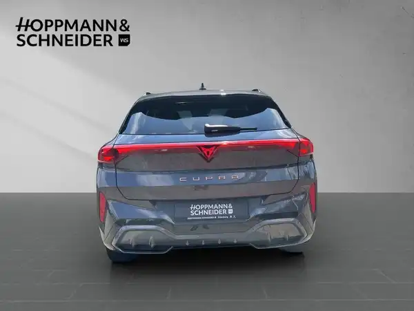 Das Bild zeigt ein CUPRA TERRAMAR von hinten in grauer Farbe und enthält das Händlerlogo sowie markante Texteinblendungen.