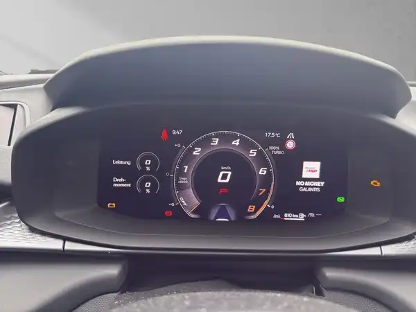 Das Bild zeigt das Armaturenbrett und das Display eines CUPRA TERRAMAR. Es handelt sich um eine Innenaufnahme des Fahrzeugs mit einem schwarzen Interieur.