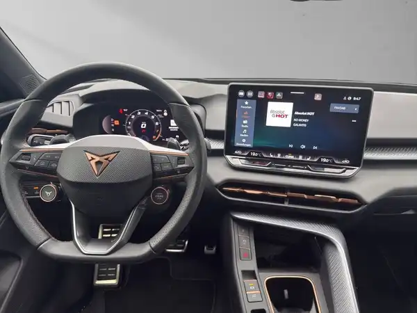 Innenaufnahme des CUPRA TERRAMAR mit schwarzem Interieur und markanten Texteinblendungen auf dem Bildschirm.