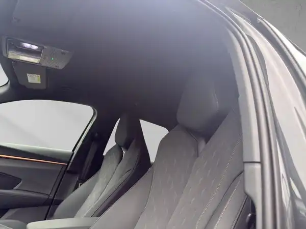 Das Bild zeigt den Innenraum eines CUPRA TERRAMAR, mit schwarzen Sitzen und strukturiertem Muster.