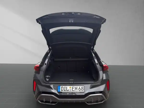 Das Bild zeigt das Heck eines CUPRA TERRAMAR in schwarzer Farbe mit geöffnetem Kofferraum.