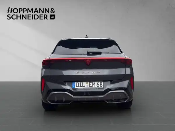 Das Bild zeigt die Rückansicht eines grauen CUPRA TERRAMAR mit dem Logo und Text des Händlers HOPPMANN & SCHNEIDER.