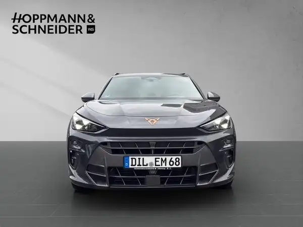Das Bild zeigt einen CUPRA TERRAMAR von vorne, in schwarzer Farbe. Es ist ein Händlermarkenzeichen in der oberen linken Ecke sichtbar.