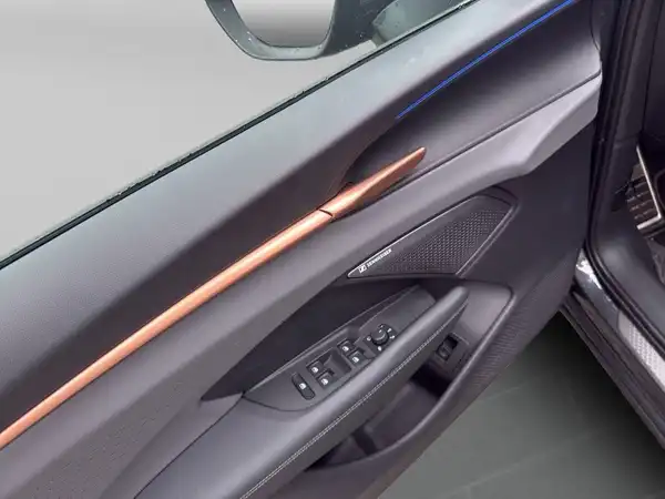 Das Bild zeigt die Innenseite der Fahrzeugtür eines CUPRA Terramar mit einem Interieur in Schwarz und kupferfarbenen Akzenten.