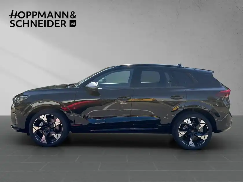 Das Bild zeigt einen CUPRA TERRAMAR von der Seite in schwarzer Farbe. Oben links im Bild befindet sich ein Händlerlogo von HOPPMANN & SCHNEIDER.