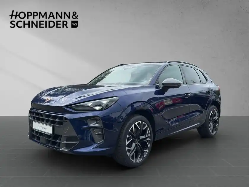 Das Bild zeigt einen CUPRA TERRAMAR in blau, aufgenommen von der Seite, mit dem Händlerlogo HOPPMANN & SCHNEIDER.