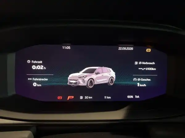 Das Bild zeigt das Innendesign des Fahrzeugs mit einem digitalen Display, das Fahrzeuginformationen anzeigt. Der Innenraum ist in Schwarz gehalten.