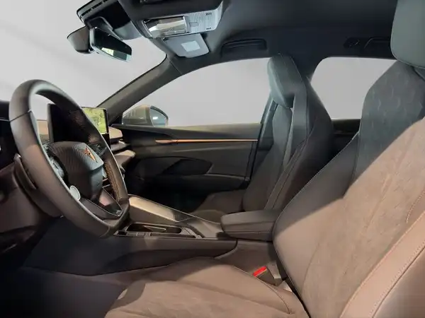 Das Bild zeigt den Innenraum eines Fahrzeugs, mit grauen Sitzen und einer modernen Ausstattung.