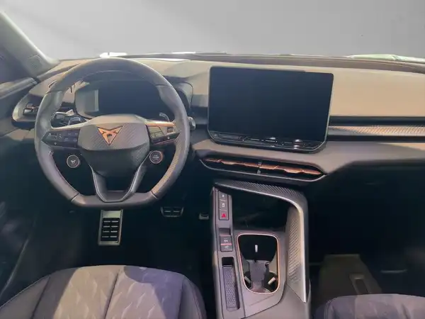 Das Bild zeigt das Innere eines CUPRA TERRAMAR mit einem schwarzen Interieur.