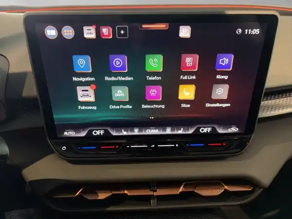 Das Bild zeigt das Innenleben eines CUPRA TERRAMAR mit einem Display, das verschiedene Funktionen anzeigt, darunter Navigation und Telefon.