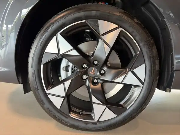 Das Bild zeigt die Felge eines fahrzeugs, die von der Seite aufgenommen wurde. Die Felge ist schwarz mit silbernen Akzenten.