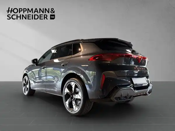 Das Bild zeigt einen CUPRA TERRAMAR von hinten, in grauer Farbe, mit dem Händlerlogo von Hoppmann & Schneider im oberen Bereich.