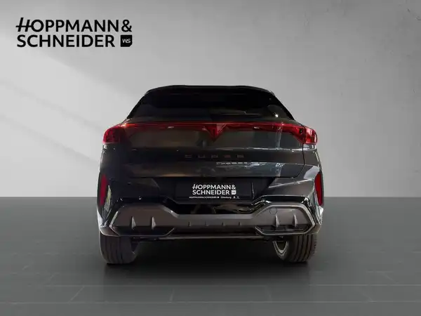 Das Bild zeigt den CUPRA TERRAMAR von hinten, in schwarzer Farbe. Es ist ein Händlerlogo sichtbar.