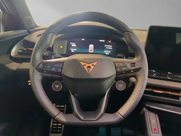 Das Bild zeigt das Lenkrad und das Dashboard eines CUPRA TERRAMAR, mit schwarzem Interieur.