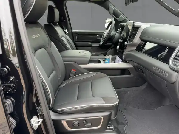 DODGE RAM 1500 LARAMIE NIGHT (11/15)