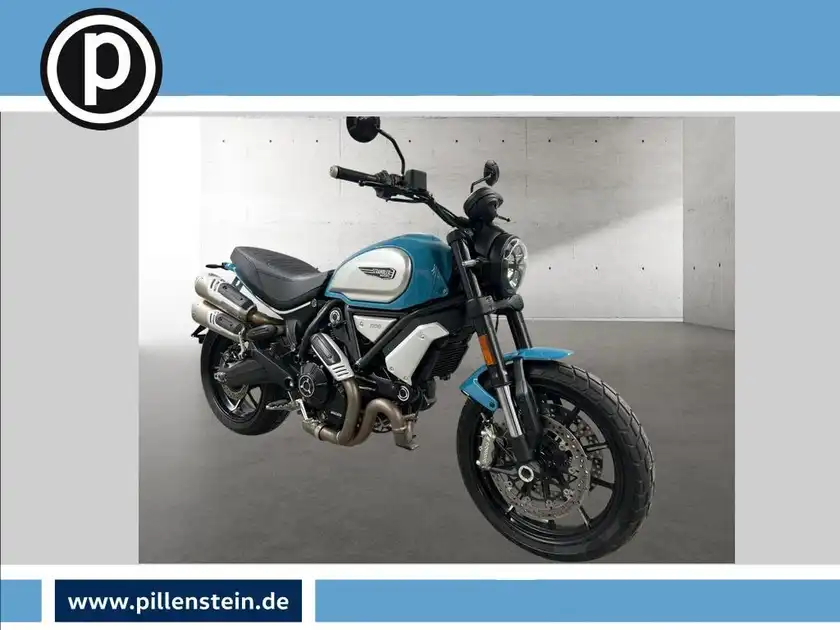Das Bild zeigt ein DUCATI SCRAMBLER Motorrad von der Seite in blauer Farbe. Es ist ein Händlerlogo sichtbar.