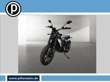 Das Bild zeigt einen schwarzen DUCATI SCRAMBLER aus der Frontansicht. Im Hintergrund ist eine schlichte Wand sichtbar. Ein Händlerlogo ist in der oberen linken Ecke des Bildes eingeblendet.