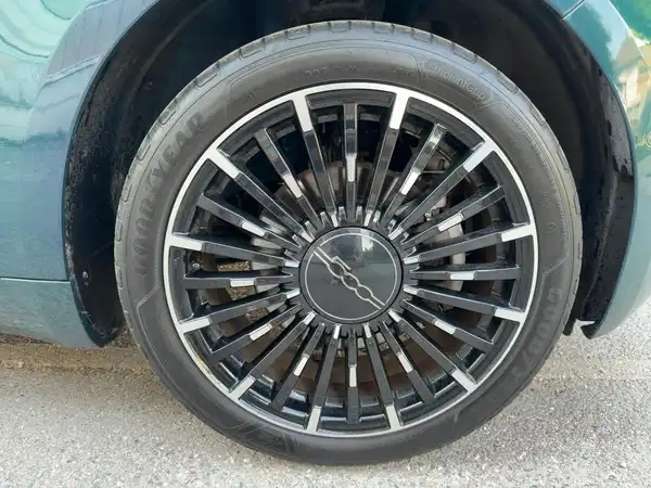 FIAT 500E (6/15)